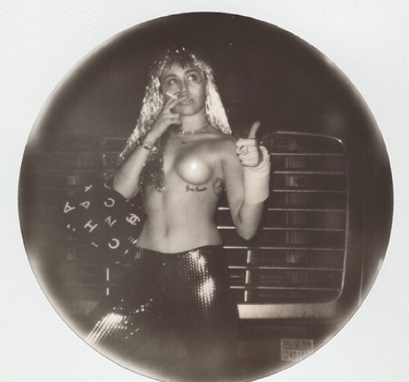FOTOS: Miley Cyrus nuevamente en topless para V Magazine