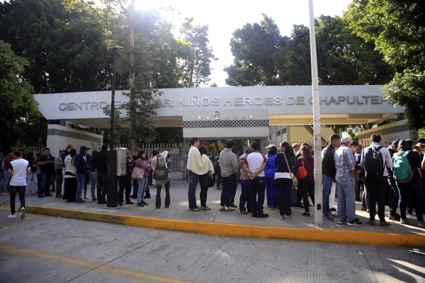 Miles de poblanos acuden a las urnas; largas filas en casillas