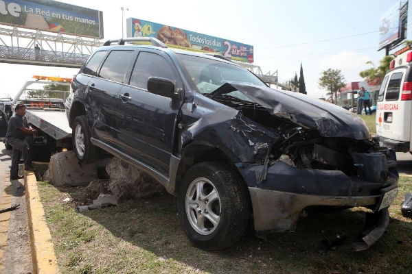 Mujeres protagonizaron choque de camionetas en la Vía Atlixcáyotl