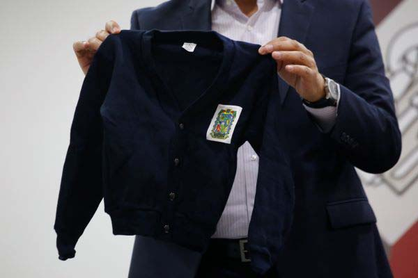 Denuncian penalmente por anomalías en uniformes escolares de Puebla en 2109