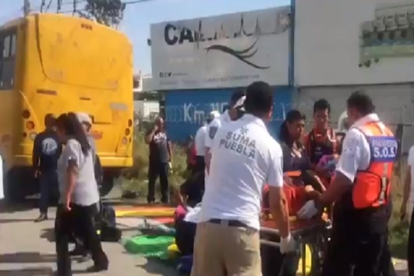 Choque de camión Puebla-Xoxtla dejó al menos diez lesionados en la autopista