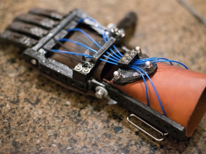 Padre e hijo crean prótesis de mano con impresora 3D