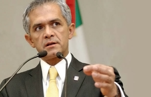 Mancera gobierna el DF desde un sillón reposet: Serrano