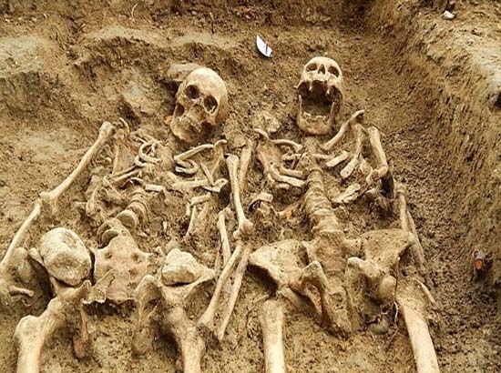 Hallan dos esqueletos tomados de la mano durante 700 años