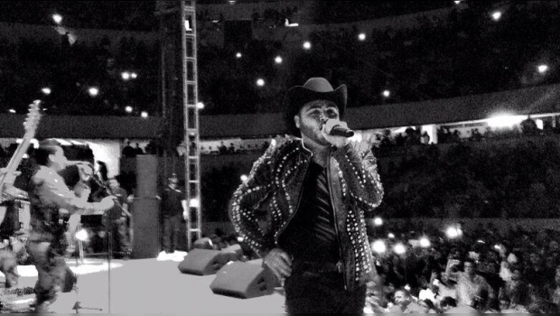 Amenazan de muerte a Gerardo Ortiz con narcomanta en Tijuana