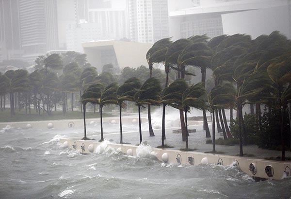 “Irma” castiga con toda su fuerza a Miami; 2.7 millones sin electricidad