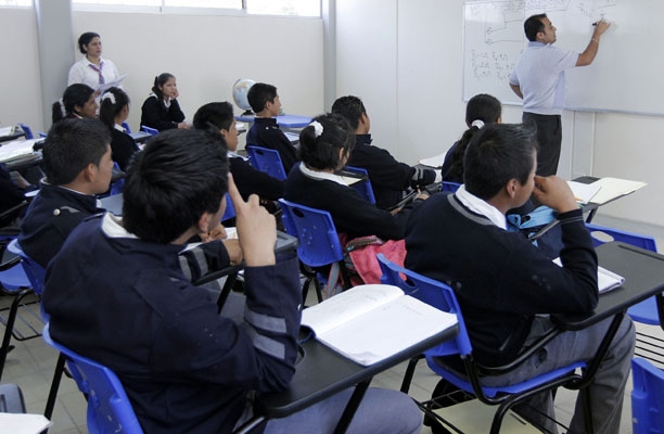 “Operativo mochila” en escuelas de Puebla para detectar “armas y drogas”