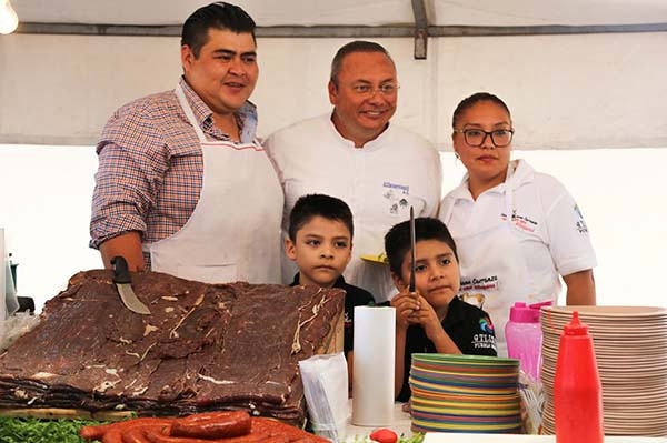 Guillermo Velázquez inaugura Feria de la Cecina en Atlixco