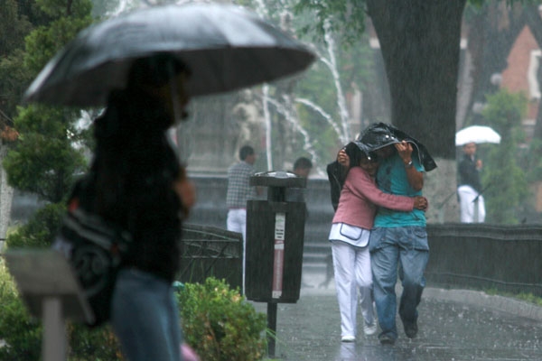 Seguirán lluvias muy fuertes en Puebla por canal de baja presión