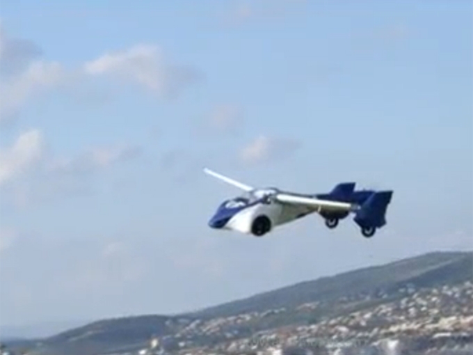 Auto volador realiza pruebas sobre el cielo de Austria