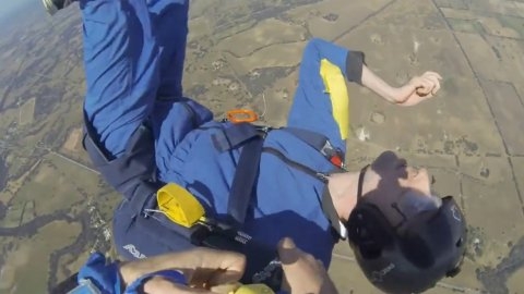 VIDEO: Paracaidista se desmayó y amigo lo salva a 2 mil 800 metros de altura