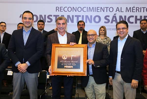 Tony Gali recibe reconocimiento al mérito social “Constantino Sánchez Romano”