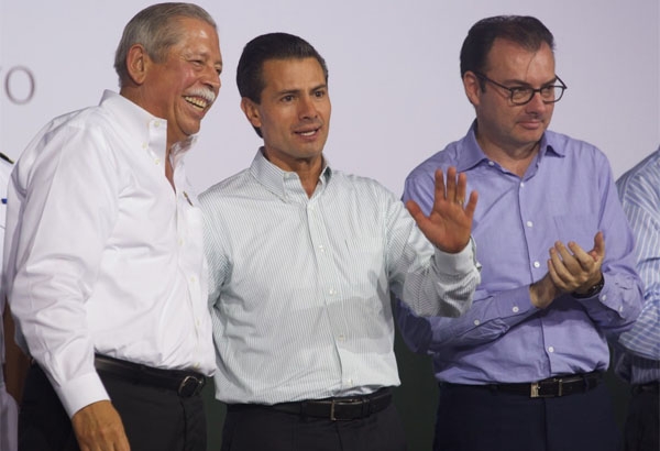 Peña Nieto levanta restricciones a transacciones con dólares
