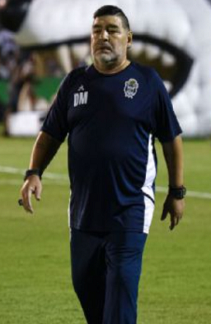 Maradona es internado en una clínica de La Plata, Argentina