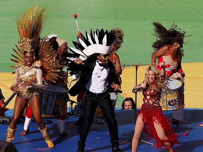 FOTOS y VIDEO: Shakira y Santana engalanaron clausura del Mundial