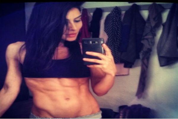 María León presumió abdomen en redes sociales
