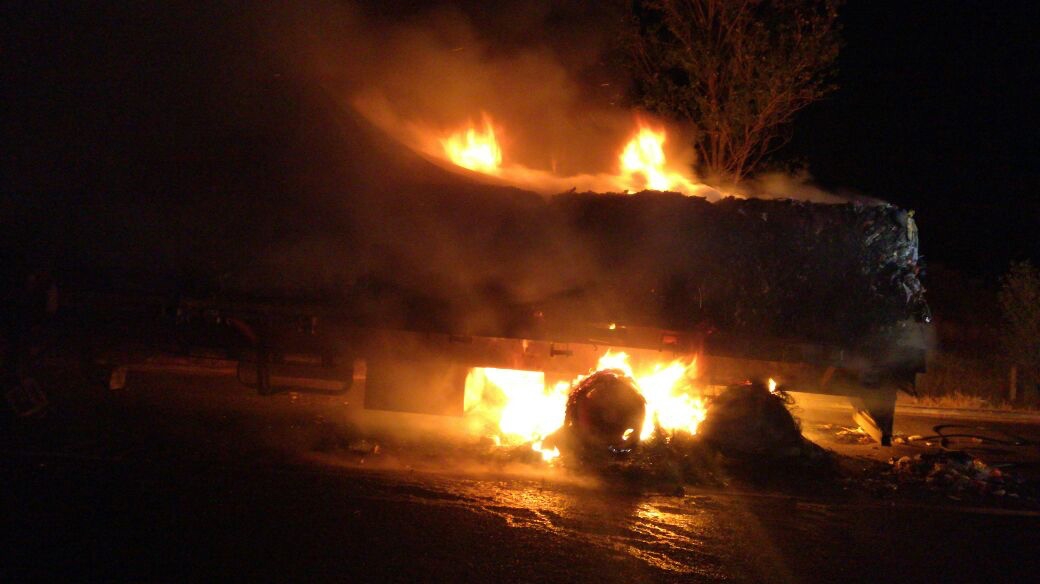 Arde tráiler cargado con basura en la México-Puebla; no hay lesionados