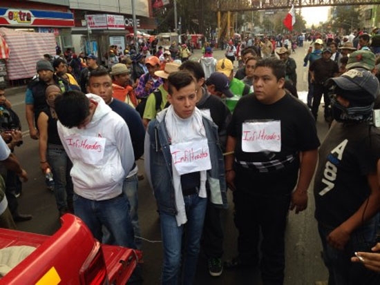 Amarran y exhiben a presuntos infiltrados en marcha de la CNTE