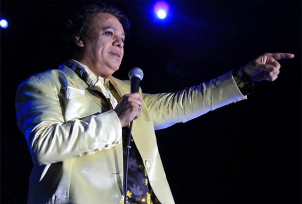Juan Gabriel aclara en Twitter que “está bien” de salud