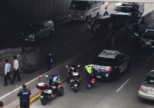 Volcadura de camioneta y automóvil en el Bulevar 5 de Mayo, dos heridos