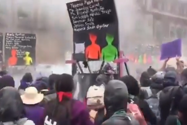 VIDEO: Feministas derriban vallas del Palacio Nacional