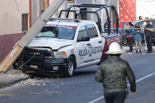 Patrulla de SSP colisiona contra poste y deja sin luz a vecinos de Analco