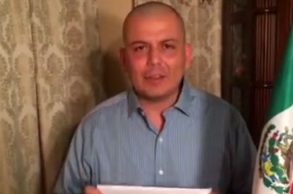 Ex edil de Tepalactepec se rapa para exigir la liberación de Mireles