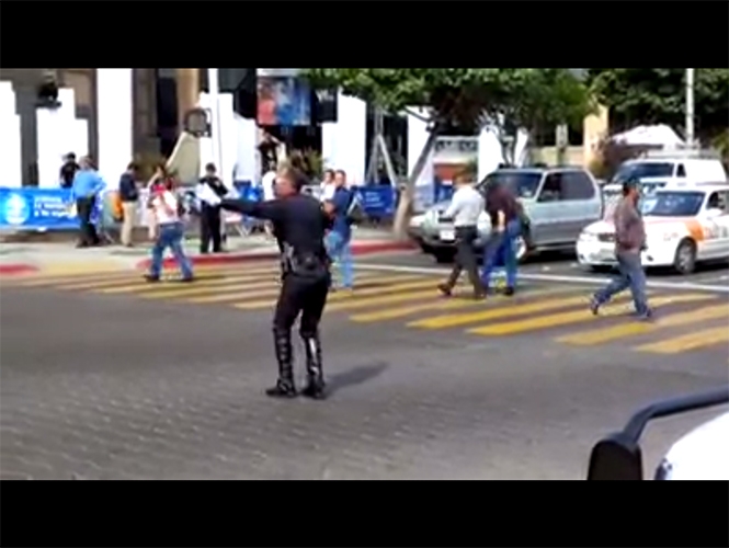VIDEO: Agente dirige tránsito en Tijuana a ritmo de Billie Jean