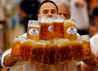 VIDEO: Mesero sirve 27 tarros de cerveza al mismo tiempo