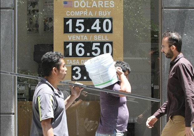 Peso cierra la semana con mínimos históricos frente al dólar