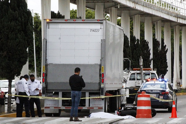Motociclista cae y muere arrollado por un tráiler en el Bulevar Hermanos Serdán