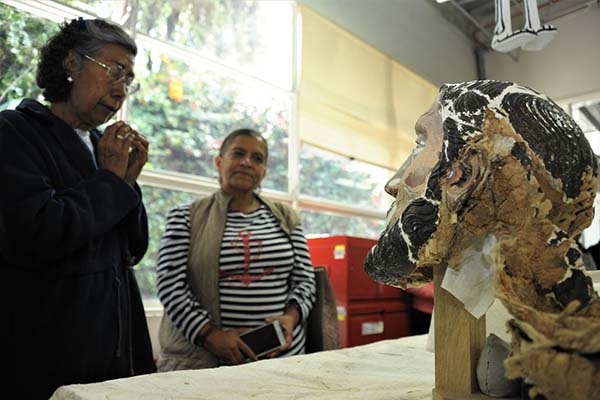 Feligreses de Izúcar dan mañanitas a su Santiaguito en talleres de restauración del INAH