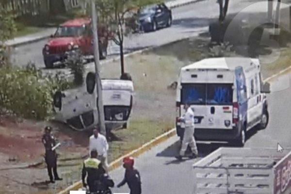 Salvó la vida tras volcar su vehículo en la Calzada Zaragoza