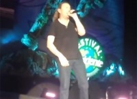 VIDEO: Fher de Maná cayó del escenario al estilo Juanga