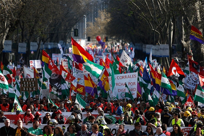 Miles de españoles marcharon contra las medidas de austeridad de Rajoy
