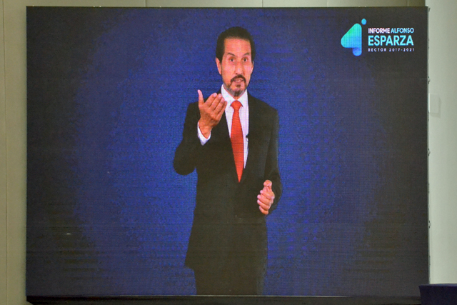 Esparza Ortiz rinde su último informe y entrega estafeta de la BUAP