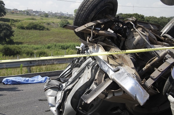 Niña murió tras choque de tráiler contra camioneta en el Periférico