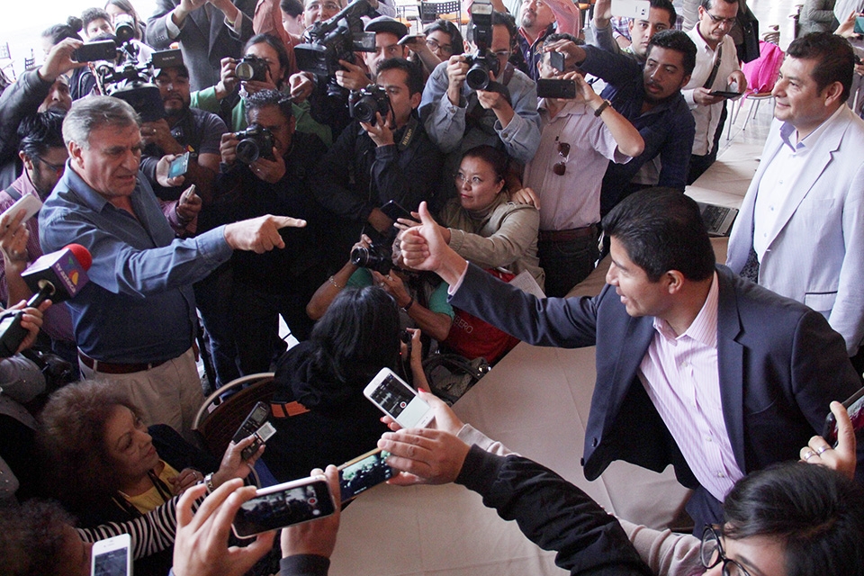 VIDEOS: Paredes irrumpe en conferencia de Rivera y le exige disculpa