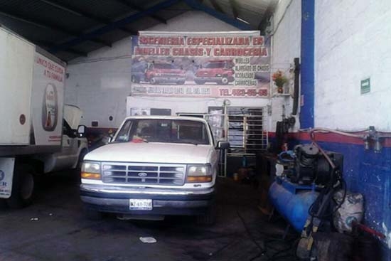 Clausuran un antro y cuatro lotes de autos en Puebla