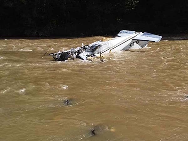 Se desploma avioneta en Michoacán; 5 muertos