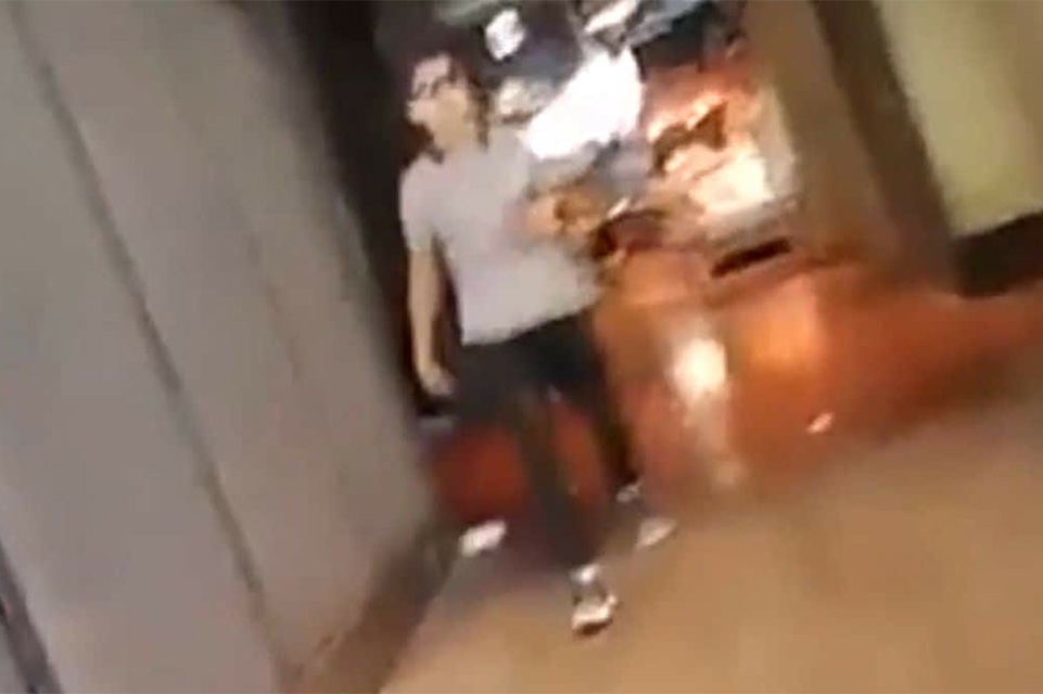 VIDEO: Captan a terrorista de Barcelona saliendo con calma tras atentado