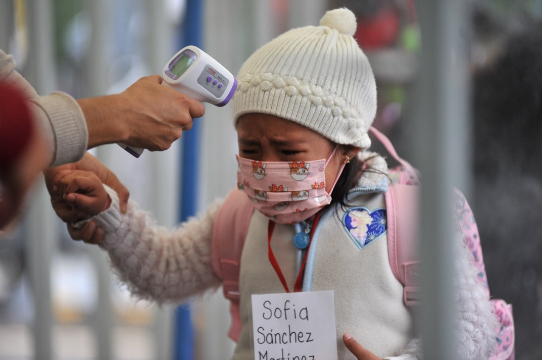 9.9 mil contagios de COVID en menores de edad en septiembre