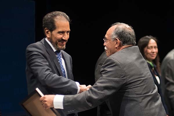 BUAP: Esparza Ortiz entregó reconocimientos por antigüedad a personal académico y administrativo
