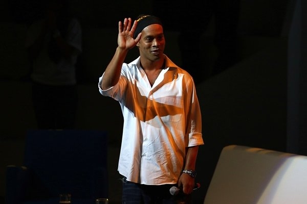 Cuauhtémoc Blanco vs Ronaldinho, peligra participación del carioca por visa de trabajo