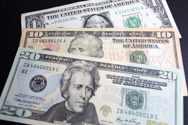 Dólar baja 18 centavos y cierra a la venta en 14.82 pesos