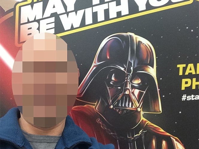 Se tomó selfie con Darth Vader y lo acusaron de pedófilo