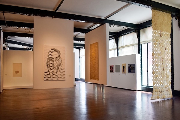 Exposición El Hilo de la Vida, de Carlos Arias, en la Capilla de Arte UDLAP