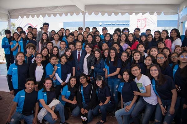 Esparza Ortiz inauguró calle de acceso a preparatoria de la BUAP en San Martín Texmelucan