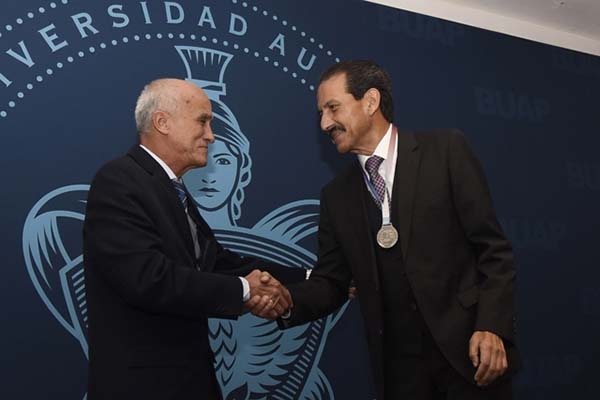 El rector de la BUAP recibe la Medalla Conmemorativa “50 Aniversario de la Universidad de Camagüey”