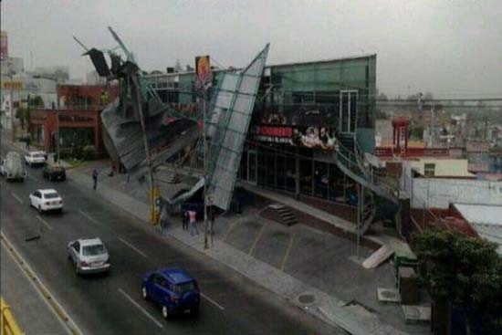 Fuerte viento en Puebla tira domo, barda y árboles